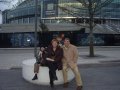 Rodzice z wnuczkami przed stadionem Wembley