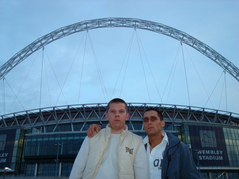 Ja i Karol przed stadionem Wembley